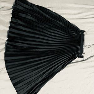 Black pleated skirt
